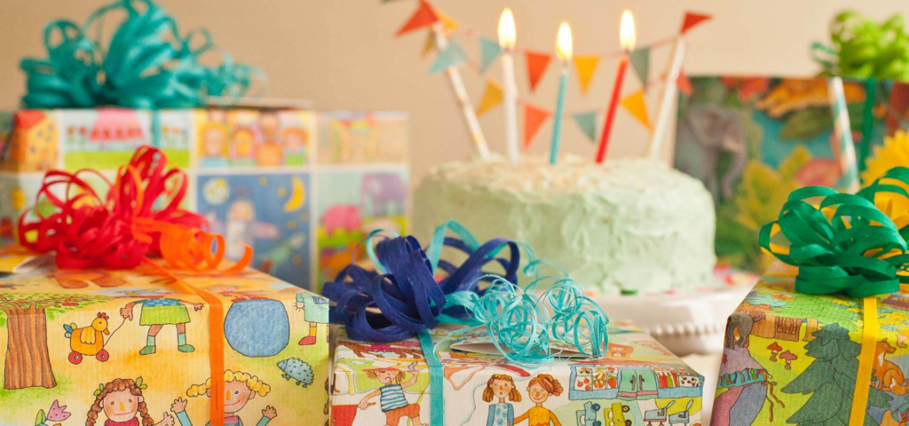 紅白の蝶結びの水引と「御出産御祝」の表書きが美しい、伝統的な熨斗(のし)