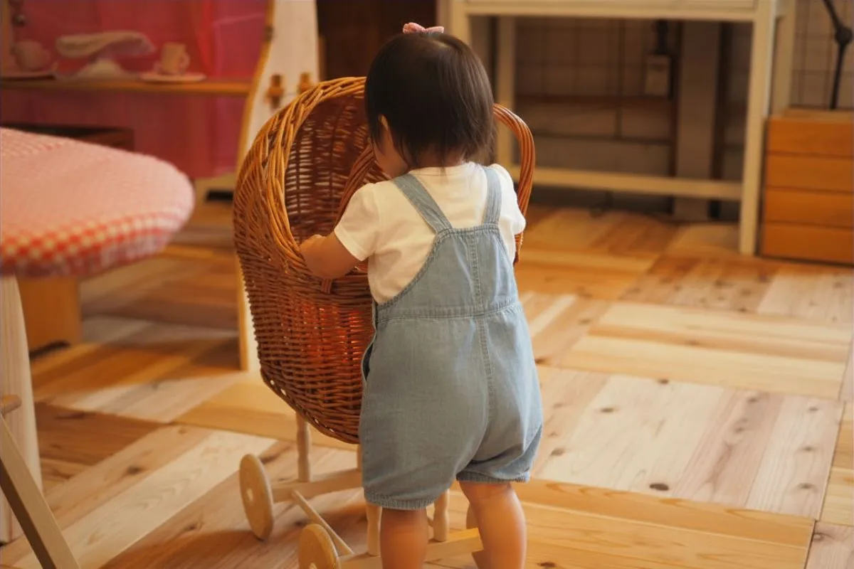 1歳児が木製プッシュトイで歩行練習する様子 バランス感覚を育む